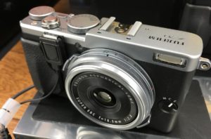 APS-Cコンデジ「FUJIFILM X70」を触ってGRと比較しての感想！【外観レビュー】