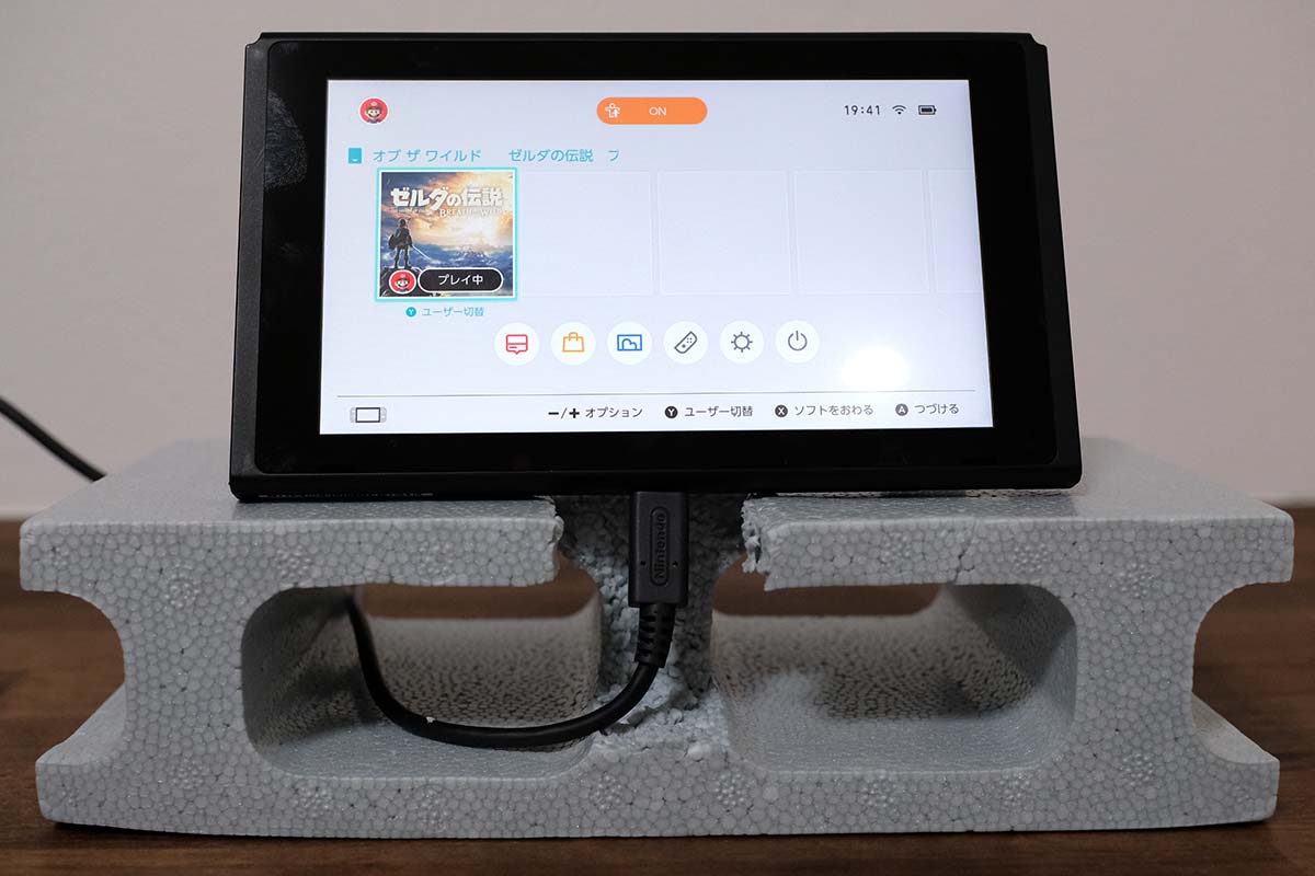 ニンテンドースイッチのテーブルモードで充電しながらゲームをするには発泡スチロールの台かipadスタンドがオススメ シンスペース