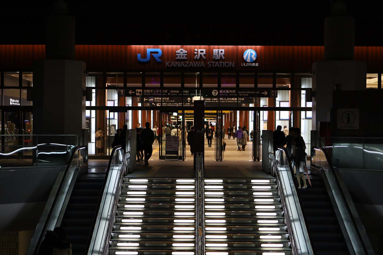 EOS RP + RF35mm MACRO（金沢駅 入り口）