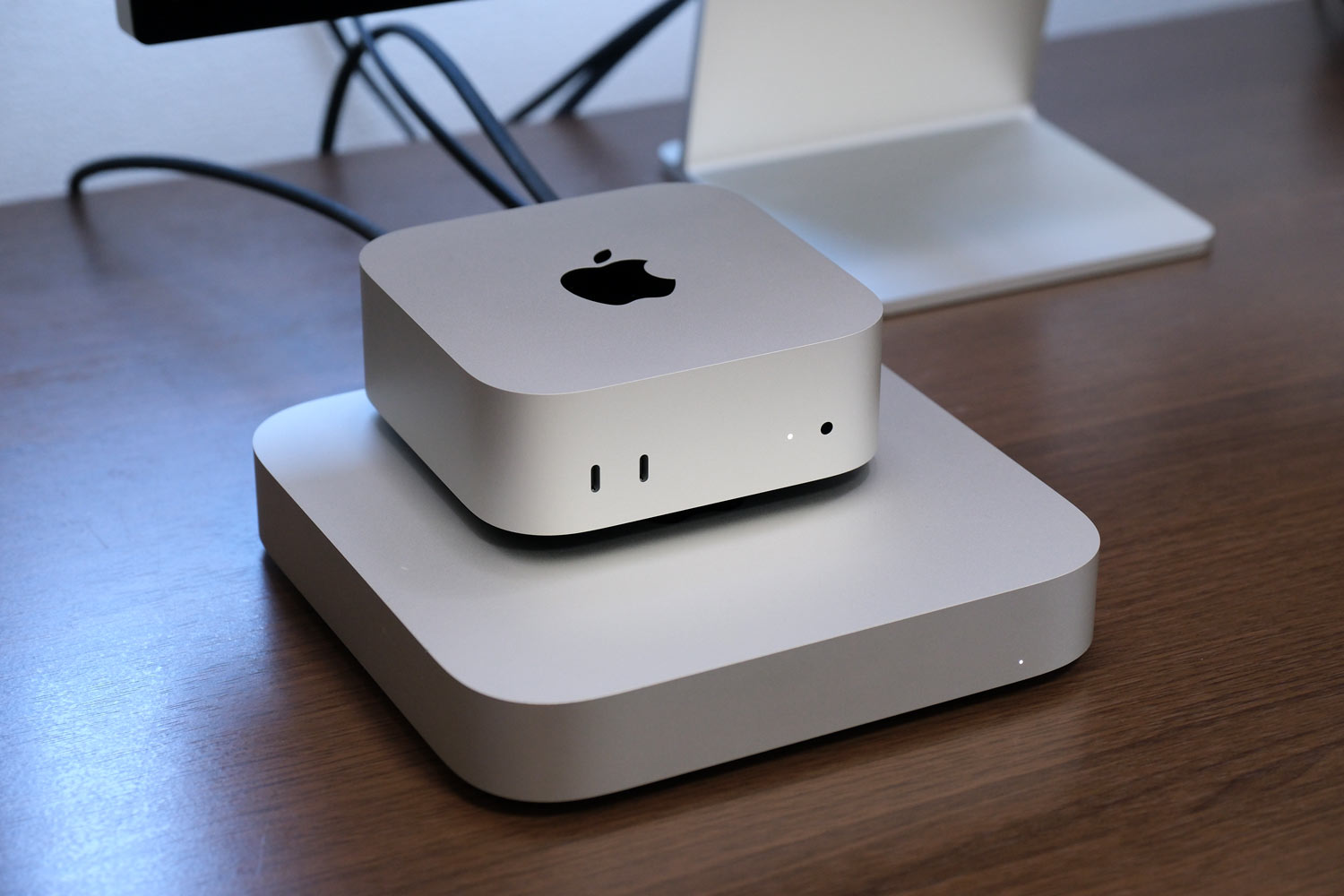 Mac mini（M2）と（M4）を重ねて